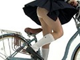 スローモーションでじっくり眺める 女子校生の自転車パンチラ 3　サンプル画像04